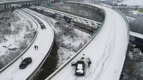طريق سريع المغطى بالثلوج بعد عاصفة ثلجية في ووهان بمقاطعة هوبى بوسط الصين- 6 فبراير 2024