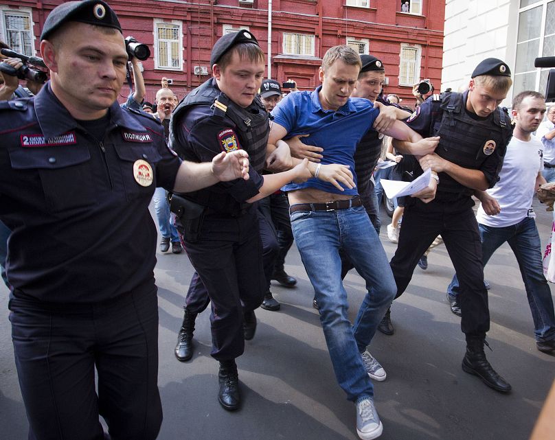 الشرطة تعتقل أليكسي نافالني في موسكو، عام 2013