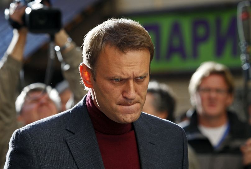 DATEI - Der russische Oppositionsführer Alexej Nawalny hört einer Frage zu, während er vor den Medien in Moskau spricht, Dienstag, 27. August 2013.