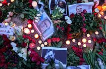 پوسترها و اهدای گل به یادبود الکسی ناوالنی در مقابل سفارت روسیه در برلین