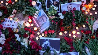 پوسترها و اهدای گل به یادبود الکسی ناوالنی در مقابل سفارت روسیه در برلین