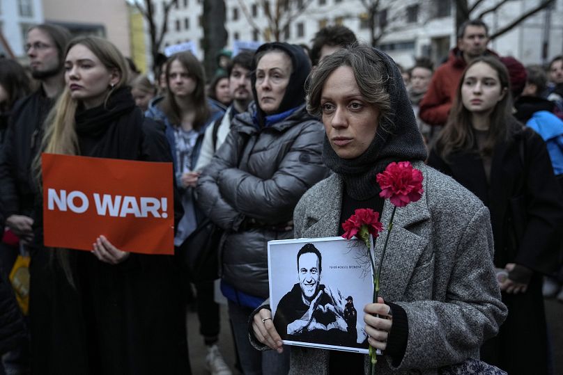 دیاسپورای روس در مقابل سفارت این کشور در برلین در روز جمعه ۱۶ فوریه ۲۰۲۴