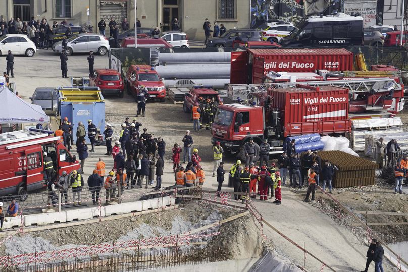 رجال الإطفاء يصلون إلى مكان الحادث في موقع بناء بفلورنسا، إيطاليا، 16 فبراير 2024.