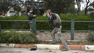 عنصران من قوات الأمن الإسرائيلية يتفحصان موقع سقوط صاروخ أطلقه مقاتلو حزب الله على بلدة كريات شمونة في شمال إسرائيل