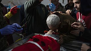 Imagen de varios ciudadanos junto al cadáver de una de las personas que han fallecido como consecuencia de uno de los últimos ataques israelíes en Gaza.