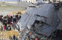 Összedőlt épület Rafahban az izraeli légicsapás után