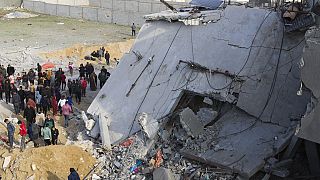 Összedőlt épület Rafahban az izraeli légicsapás után
