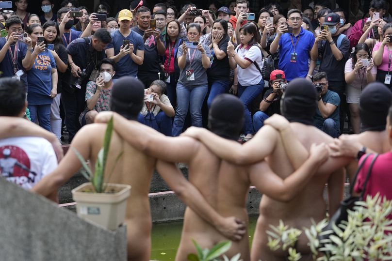 Viele Philippiner feierten die Teilnehmer des Nacktlaufes.