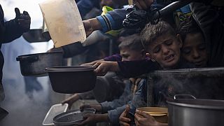 فلسطينيون يتجمعون للحصول على وجبة طعام مجانية في رفح، قطاع غزة-16 فبراير 2024