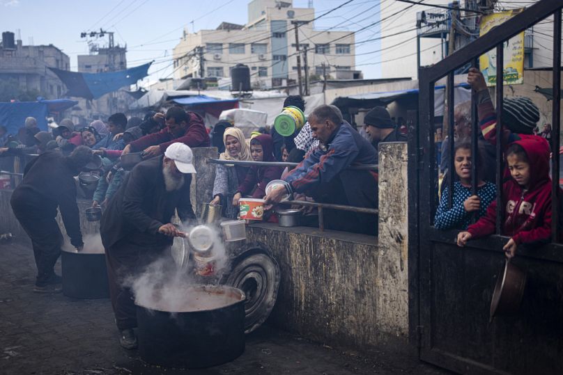 . فلسطينيون ينتظرون الحصول على وجبة طعام مجانية في رفح، قطاع غزة