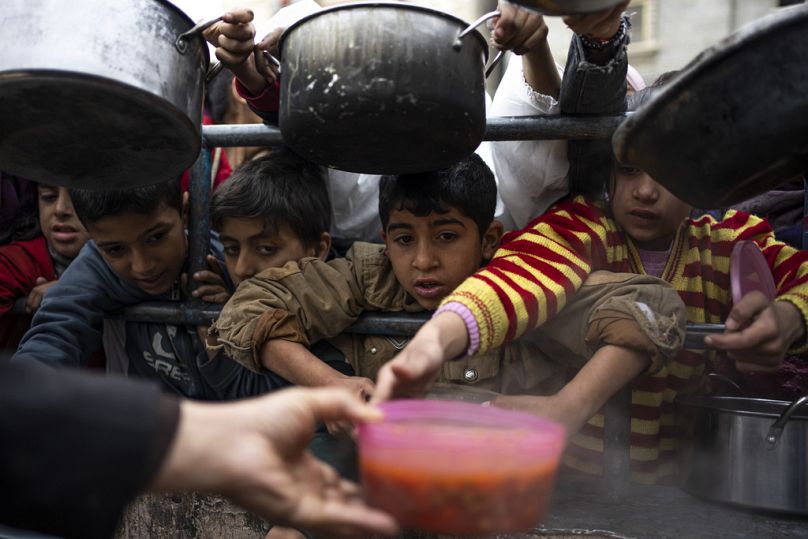 فلسطينيون يصطفون للحصول على وجبة مجانية في رفح، قطاع غزة
