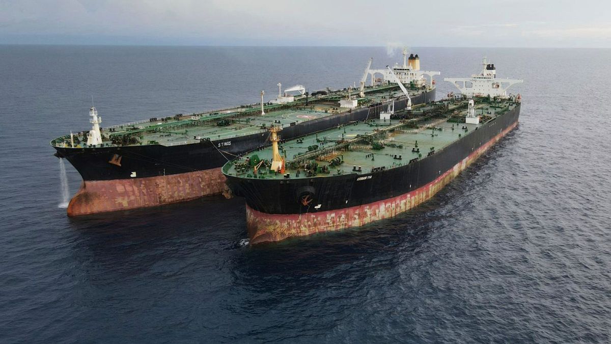 انتقال غیرقانونی نفت در نزدیکی آبهای اندونزی، بین کشتی با پرچم ایران، (راست) و کشتی با پرچم کامرون (چپ) در ژوئیه ۲۰۲۳