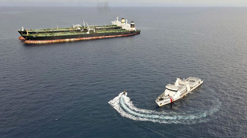 نیروی دریایی اندونزی در کنار نفت کش ایرانی در ژوئیه ۲۰۲۳ که گفته می‌شود در حال جابه جایی غیرقانونی نفت بوده است.