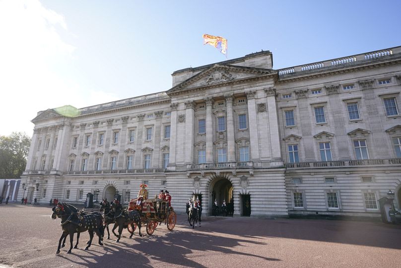 A Royal Standard lebeg a palota zászlórúdján