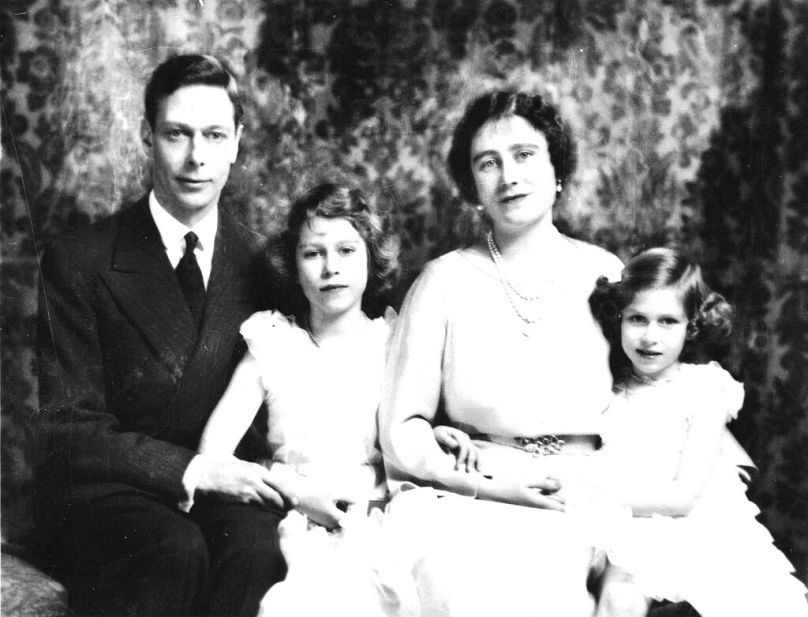 VI. György imádta családját, úgy hivatkozott önmagukra, hogy: "mi négyen" (Us Four) - az 1937-es képen feleségével, Erzsébet hercegnővel és Margit hercegnővel látható