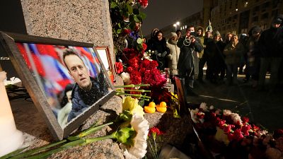 Портрет Алексея Навального и цветы e Мемориалf жертвам политических репрессий в Санкт-Петербурге