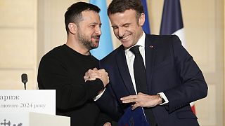 Imagen en la que aparece el presidente ucraniano, Volodímir Zelenski, junto a su homólogo francés, Emmanuel Macron.