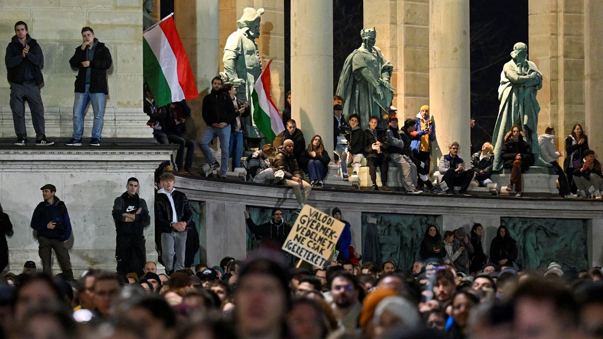 Des personnes manifestent sur la place des Héros à Budapest, en Hongrie, le vendredi 16 février 2024.
