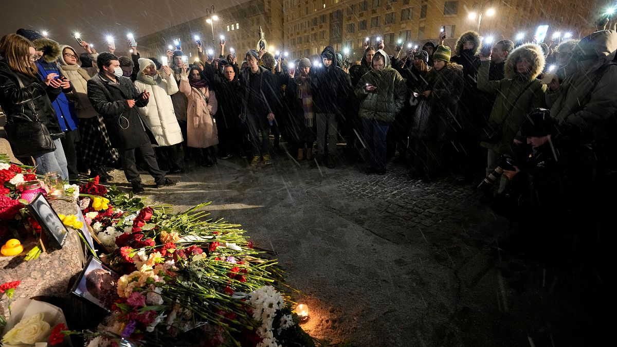 يلوح الناس بأضواء هواتفهم المحمولة تكريماً لأليكسي نافالني في سانت بطرسبرغ