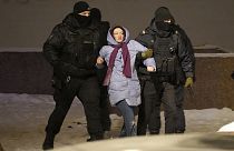 Санкт-Петербург. Полицейские задерживают женщину.