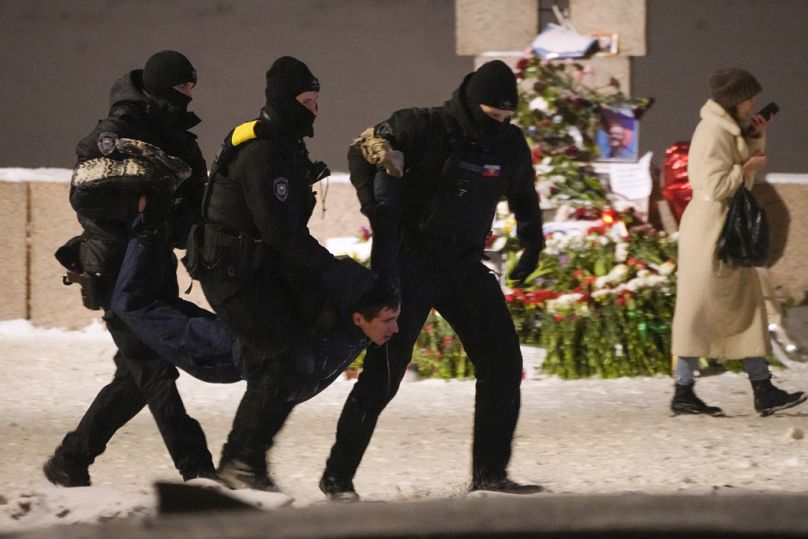 Αστυνομικοί συνέλαβαν άνδρα που καταθεσε λουλούδια στον Αλεξέι Ναβάλνι στο Μνημείο Θυμάτων Πολιτικής Καταστολής στην Αγία Πετρούπολη, Παρασκευή, 16 Φεβρουα