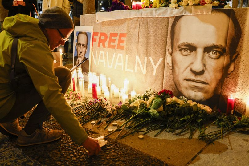 Ο Pavel Shumilkin ανάβει κεριά για μια αγρυπνία για τον Alexei Navalny έξω από το Δημαρχείο στο Σαν Φρανσίσκο, Παρασκευή, 16 Φεβρουαρίου 2024.