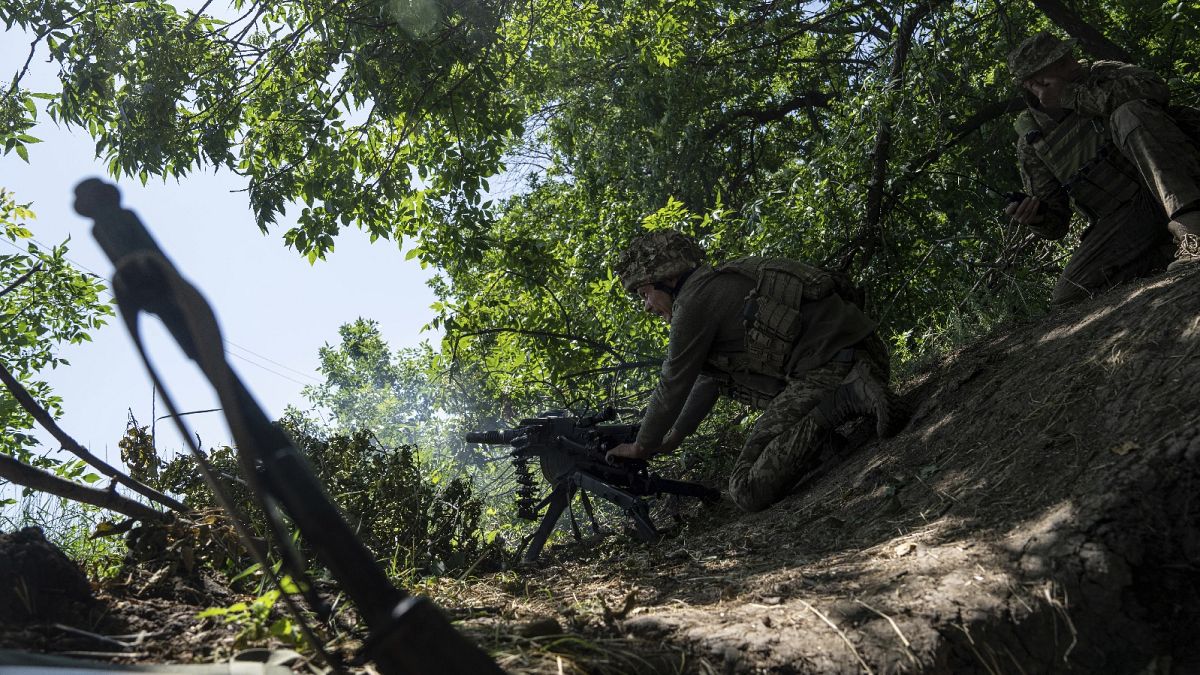 Um fuzileiro ucraniano da 35.ª brigada dispara com o lança-granadas automático AGS-17 contra posições russas nos arredores de Avdiivka, na Ucrânia, a 19 de junho de 2023.