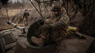Des soldats ukrainiens se préparent à tirer en direction des positions russes sur la ligne de front dans la région de Donetsk, Ukraine, vendredi 16 février 2024.