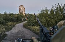 Soldado ucraniano en posición frente a la ciudad de Avdiivka