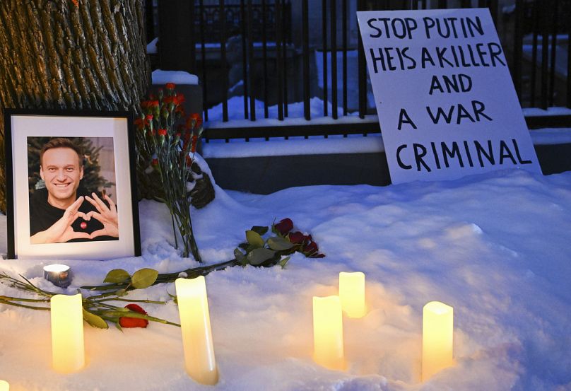 Λουλούδια και κεριά δίπλα σε μια φωτογραφία σε ένα αυτοσχέδιο μνημείο για τον Αλεξέι Ναβάλνι έξω από το ρωσικό προξενείο στο Μόντρεαλ, Παρασκευή, 16 Φεβρουαρίου
