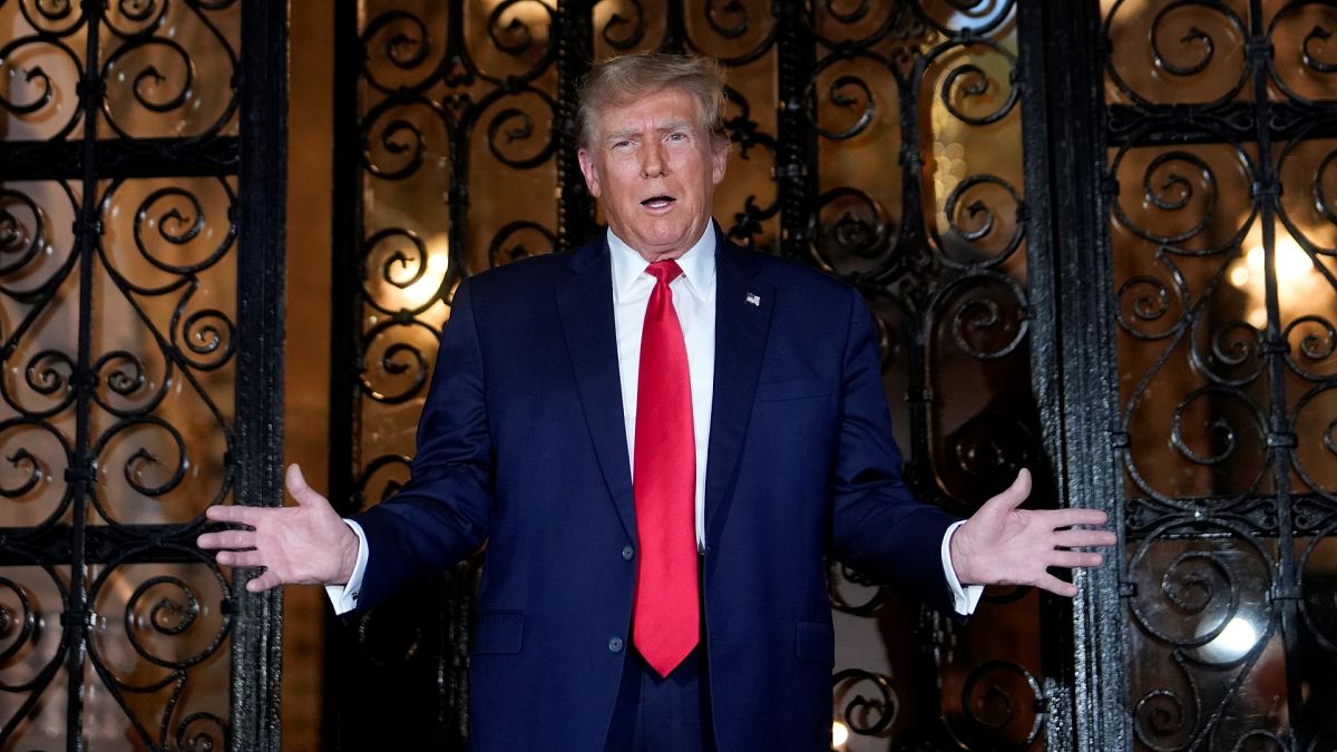Der republikanische Präsidentschaftskandidat Ex-Präsident Donald Trump vor seinem Anwesen in Mar-a-Lago, 16. Februar 2024.