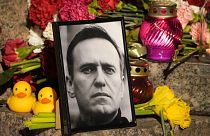 Um retrato do líder da oposição russa Alexei Navalny, flores e velas são colocados no Memorial às Vítimas da Repressão Política em São Petersburgo, a 16 de fevereiro de 2024.