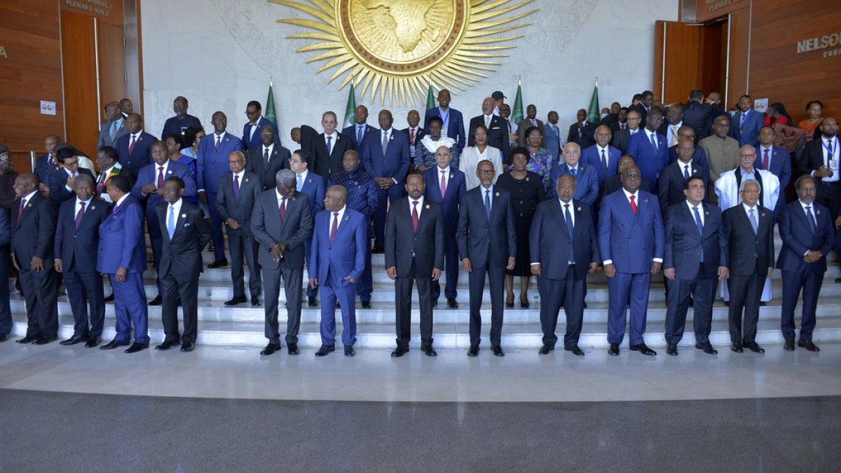 Foto de familia con los principales líderes africanos en la primera sesión de la Cumbre. 