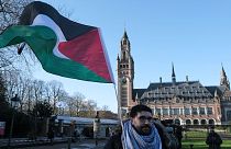 معترض فلسطینی در برابر مقر دیوان بین‌المللی دادگستری در لاهه هلند