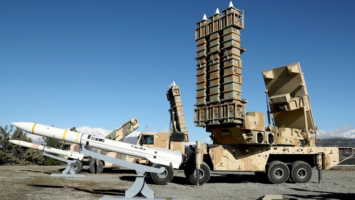 İran yerli yapımı Arman hava savunma sistemini Seyyad-3 füzesi ile birlikte tanıtıldı