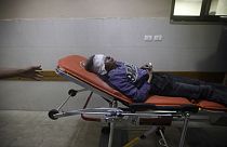 Han Yunus'taki Nasır Hastanesi'nde tedavi görmesi için getirilen yaralı bir Filistinli genç kız