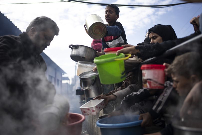 Refah'ta ücretsiz yemek için sıraya giren Filistinliler