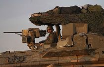Izraeli katona agéppuska-állásban harcjárművén, Gáza déli részén