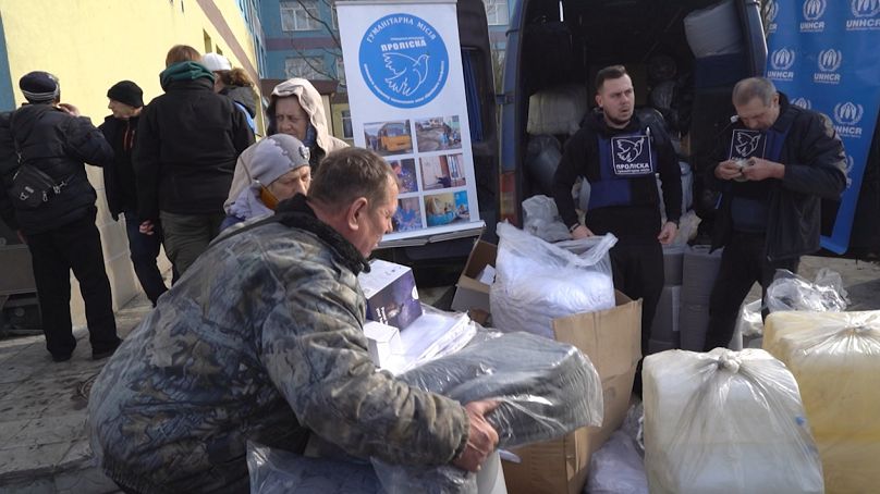 Reparto de ayuda humanitaria en Selidove