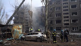 Bombardeamentos russos em Selydove, no leste da Ucrânia, destruíram o hospital local e um prédio residencial
