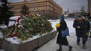 سكان سانت بطرسبورغ يضعون الورود تكريماً لنافالني