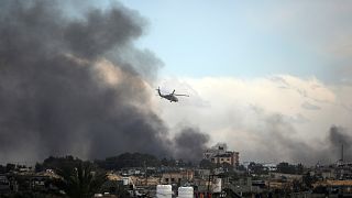 Un hélicoptère israélien survole Khan Younès, dans la bande de Gaza, le jeudi 15 février 2024.