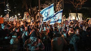 Manifestantes protestan contra el primer ministro israelí, Benjamin Netanyahu, y piden nuevas elecciones en la última protesta semanal contra su gestión de la guerra entre Israel y Hamás.