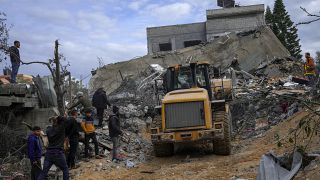 فلسطينيون يبحثون عن ناجين بعد قصف لمنطقة الزوايدة وسط قطاع غزة