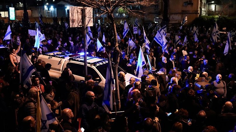 تظاهرات شامگاه شنبه در تل‌آویو علیه نتانیاهو و درخواست برای برگزاری انتخابات زودهنگام در اسرائیل