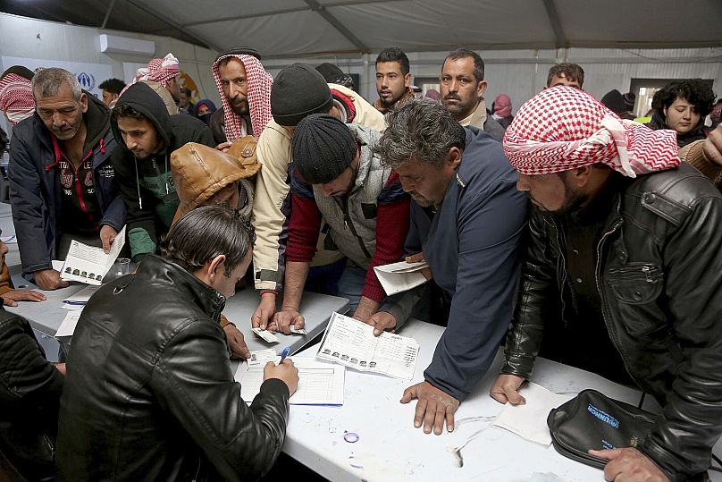 Munkavállalói engedélyek regisztrálása a jordániai Zaatari menekülttáborban