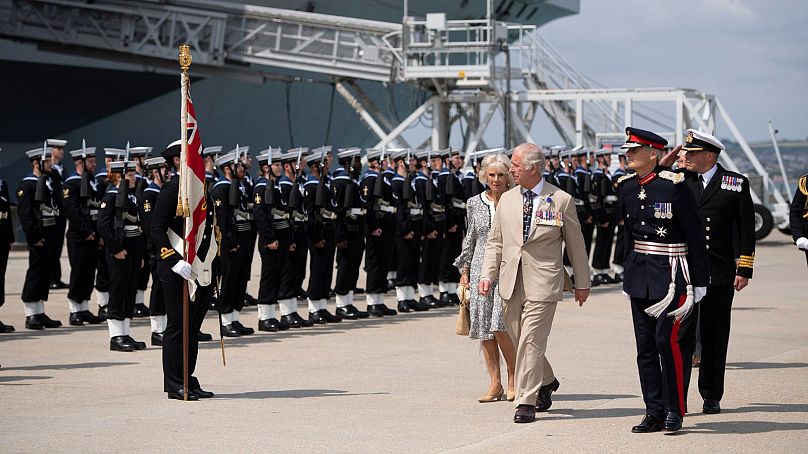چارلز، ولیعهد وقت بریتانیا در مراسم چهلمین سالگرد جنگ فالکلند بر روی عرشه ناو جنگی بریتانیا در ژوئیه ۲۰۲۲