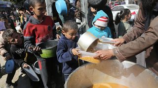 طوابير الأطفال لتلقي المساعدات في غزة