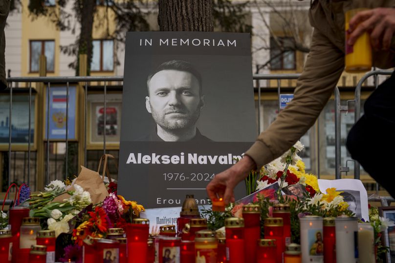 Świece przy plakacie dziennikarza i lidera opozycji Aleksieja Nawalnego przed ambasadą Rosji w Bukareszcie