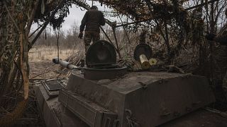 Украинские солдаты готовят самоходную артиллерийскую установку "Гвоздика" к обстрелу российских позиций на линии фронта в Донецкой области, 16 февраля 2024 года.